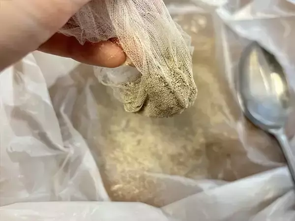 「水切りネットの『キッチンじゃない使い方』　線香の“燃え残り”を一掃！」の画像