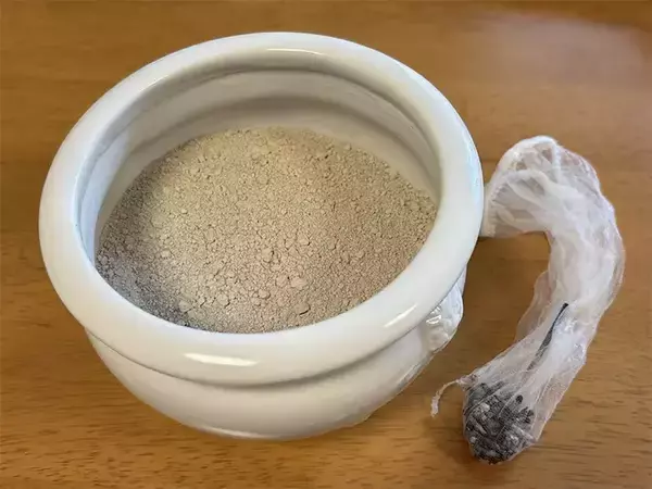 「水切りネットの『キッチンじゃない使い方』　線香の“燃え残り”を一掃！」の画像