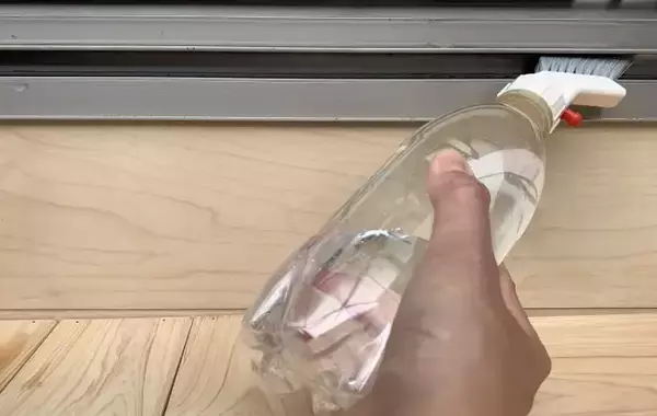 「窓のサッシ掃除が5分で？　使った人の声に「神アイテム」「楽すぎた」【セリアアイテム4選】」の画像