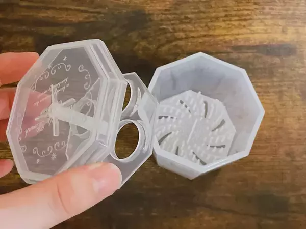 「ゾッとした…」　ダイソーで見つけた『専用アイテム』で、メイクブラシを洗うと？