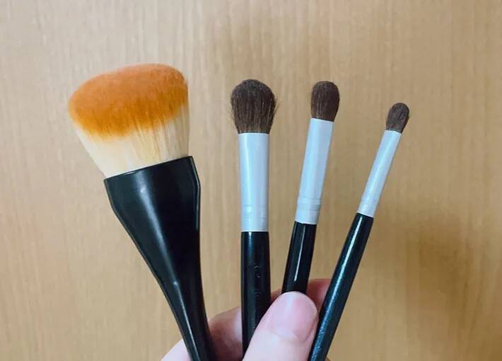 「ゾッとした…」　ダイソーで見つけた『専用アイテム』で、メイクブラシを洗うと？