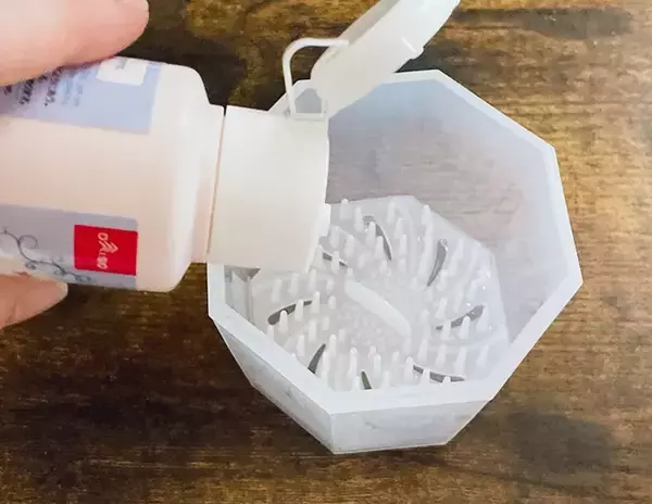 「「ゾッとした…」　ダイソーで見つけた『専用アイテム』で、メイクブラシを洗うと？」の画像