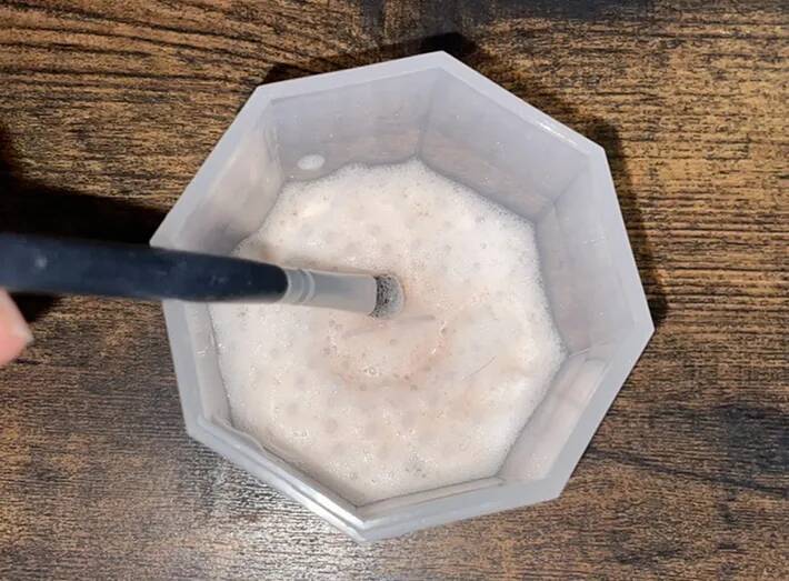 「ゾッとした…」　ダイソーで見つけた『専用アイテム』で、メイクブラシを洗うと？