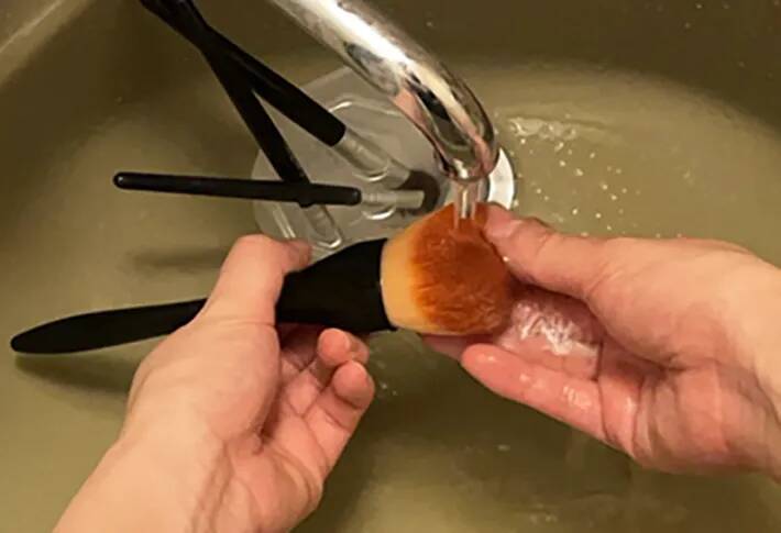 「ゾッとした…」　ダイソーで見つけた『専用アイテム』で、メイクブラシを洗うと？