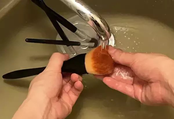 「「ゾッとした…」　ダイソーで見つけた『専用アイテム』で、メイクブラシを洗うと？」の画像