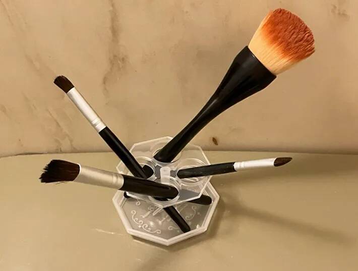 「ゾッとした…」　ダイソーで見つけた『専用アイテム』で、メイクブラシを洗うと？