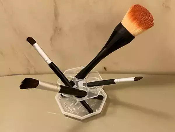 「「ゾッとした…」　ダイソーで見つけた『専用アイテム』で、メイクブラシを洗うと？」の画像