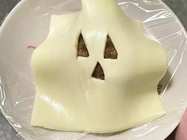 「肉団子にチーズをかぶせるだけ　かわいいはずの『ハロウィンおかず』が想像より怖い見た目に…」の画像