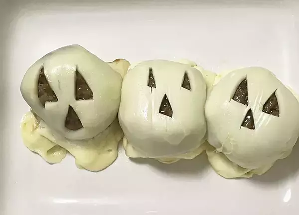 「肉団子にチーズをかぶせるだけ　かわいいはずの『ハロウィンおかず』が想像より怖い見た目に…」の画像