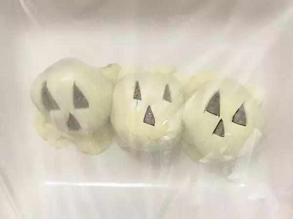 「肉団子にチーズをかぶせるだけ　かわいいはずの『ハロウィンおかず』が想像より怖い見た目に…」の画像