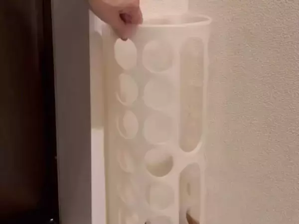 「IKEAの袋ディスペンサーを傘立てに使うと？　結果に「完璧」「もう戻れない」」の画像