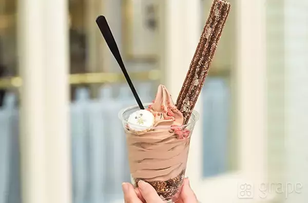 「ディズニーで注文した『サンデー』　上にはチュロス、下には…【実食レポート】」の画像