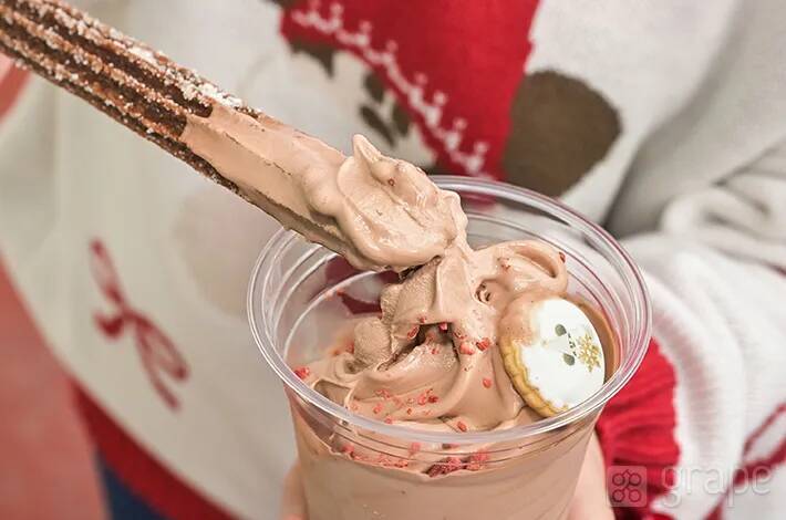 ディズニーで注文した『サンデー』　上にはチュロス、下には…【実食レポート】