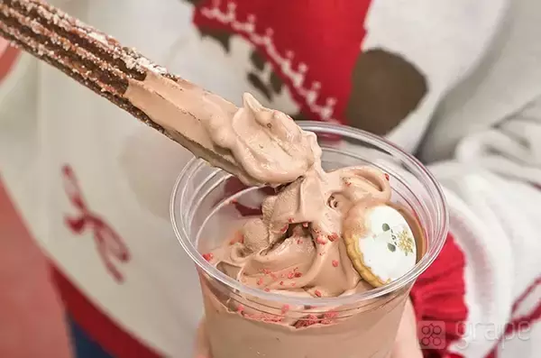 「ディズニーで注文した『サンデー』　上にはチュロス、下には…【実食レポート】」の画像