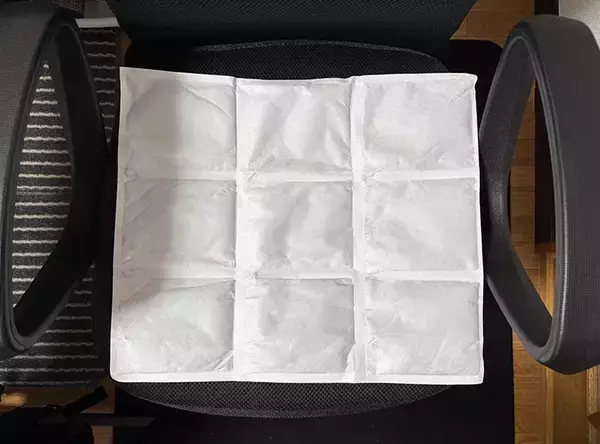 「寒さが苦手な人にオススメ！　ダイソーの『お尻あったかカイロ』の使い方を紹介【100均】」の画像