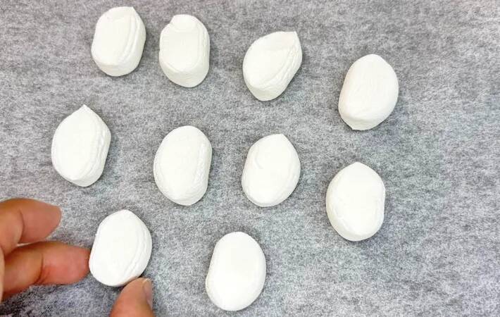 半分にカットしたマシュマロを？　オーブンで焼いてできる一品に「これはクセになる！」