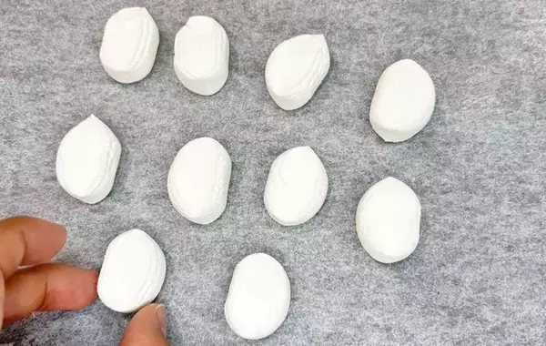 「半分にカットしたマシュマロを？　オーブンで焼いてできる一品に「これはクセになる！」」の画像