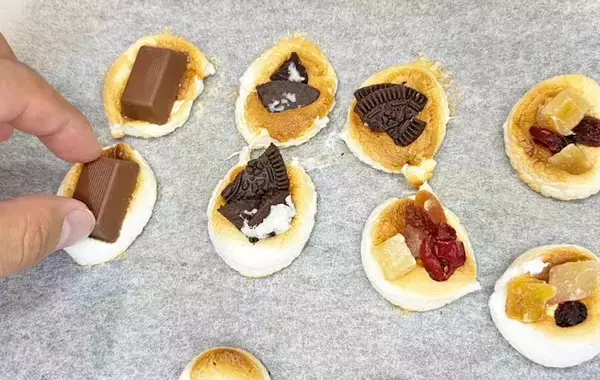 「半分にカットしたマシュマロを？　オーブンで焼いてできる一品に「これはクセになる！」」の画像