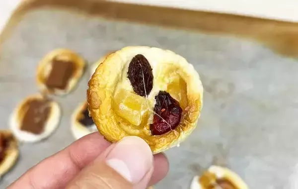 「半分にカットしたマシュマロを？　オーブンで焼いてできる一品に「これはクセになる！」」の画像