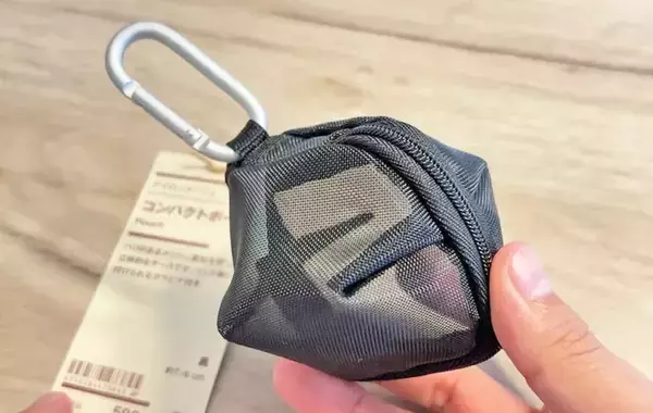 「「一度使うと手放せない！」　無印で買った『小さなポーチ』の使い方に「思ったより収納できる」」の画像