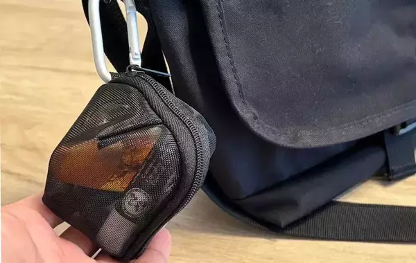 「「一度使うと手放せない！」　無印で買った『小さなポーチ』の使い方に「思ったより収納できる」」の画像