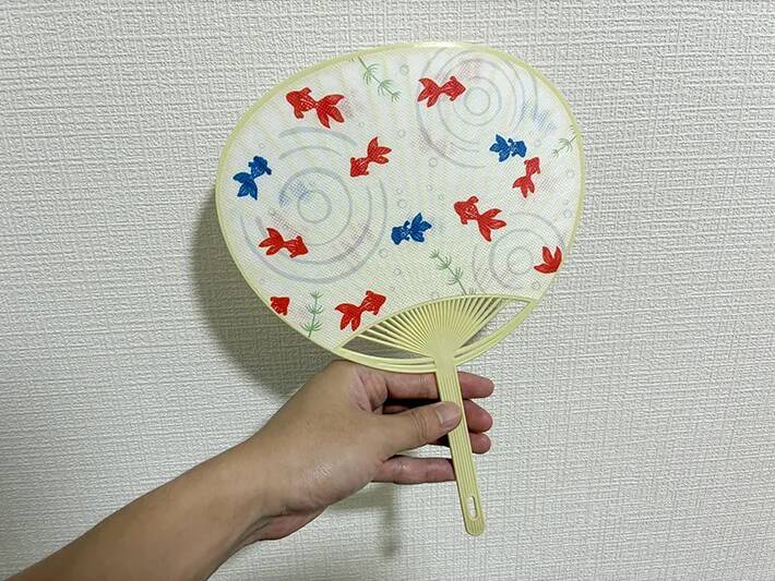 100均うちわを水で『10秒』濡らすだけ　夏に試すと「簡単に涼しくなった！」