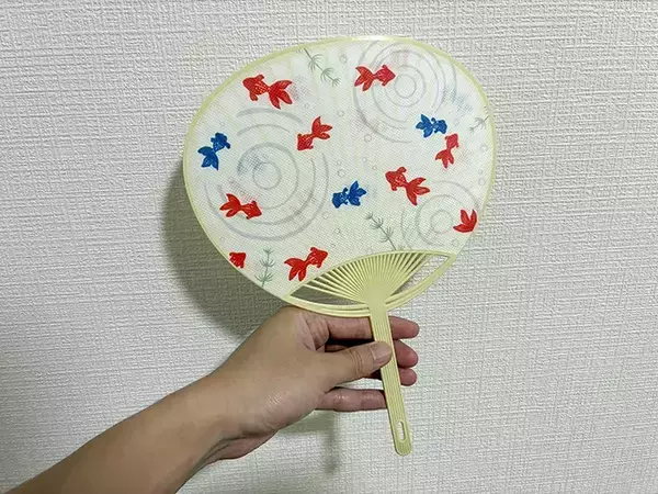 「100均うちわを水で『10秒』濡らすだけ　夏に試すと「簡単に涼しくなった！」」の画像