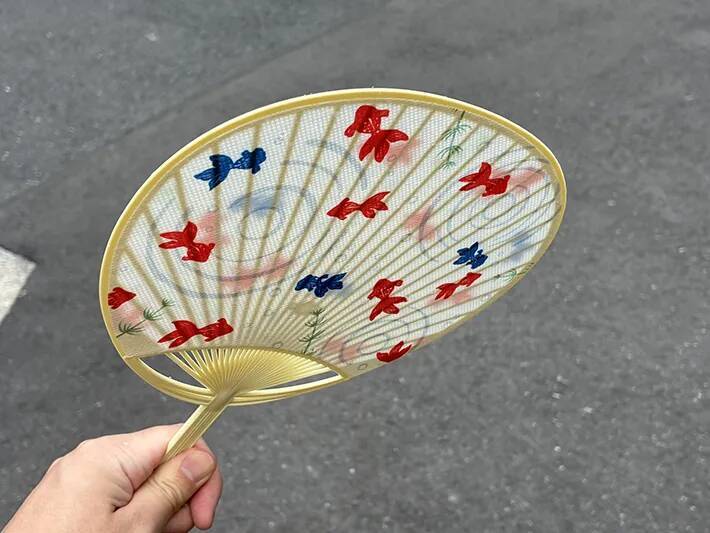 100均うちわを水で『10秒』濡らすだけ　夏に試すと「簡単に涼しくなった！」