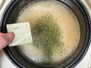 お茶漬け、ではなく『炊き込みご飯』！　緑茶を炊飯器に入れてみると…
