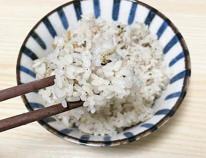 お茶漬け、ではなく『炊き込みご飯』！　緑茶を炊飯器に入れてみると…