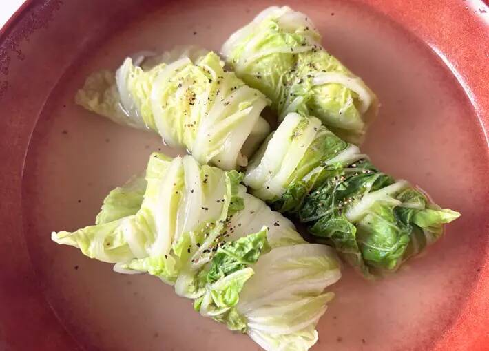 白菜の上にのせて巻いたのは…スープを飲み干したくなる『白菜ロール』