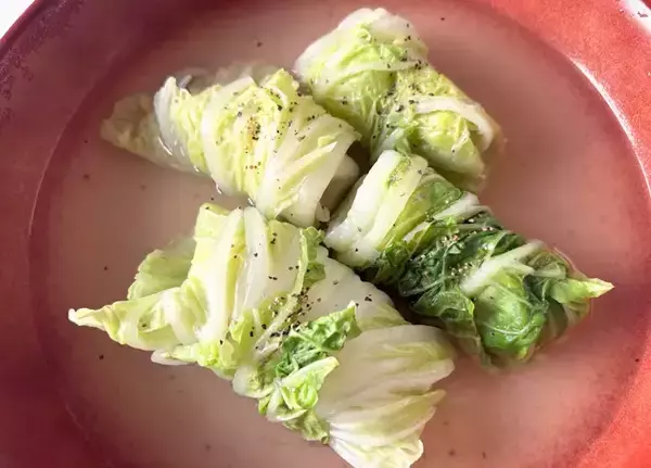 「白菜の上にのせて巻いたのは…スープを飲み干したくなる『白菜ロール』」の画像
