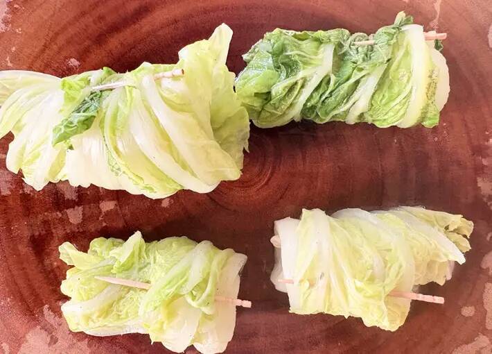 白菜の上にのせて巻いたのは…スープを飲み干したくなる『白菜ロール』