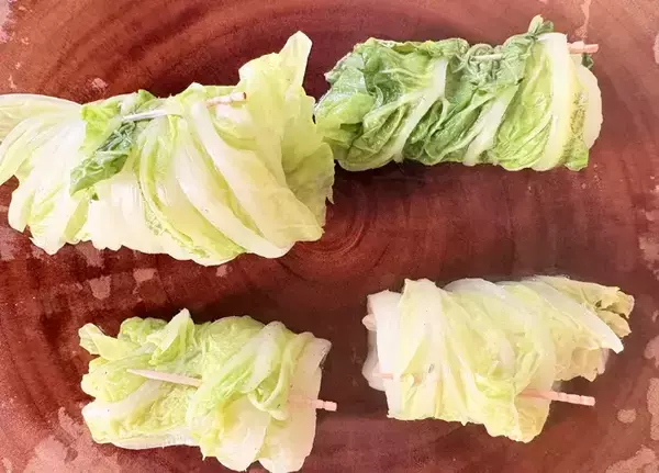 「白菜の上にのせて巻いたのは…スープを飲み干したくなる『白菜ロール』」の画像