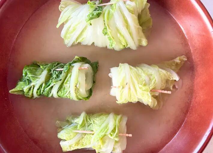 白菜の上にのせて巻いたのは…スープを飲み干したくなる『白菜ロール』