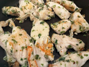 鶏むね肉に『大さじ1杯』をまぶしてみて　焼き上がりが「驚くほどふんわり！」