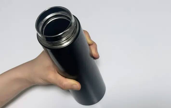 水筒にカフェオレ入れてない？　企業の注意に「やってた」「怖すぎる」【水筒の使い方4選】