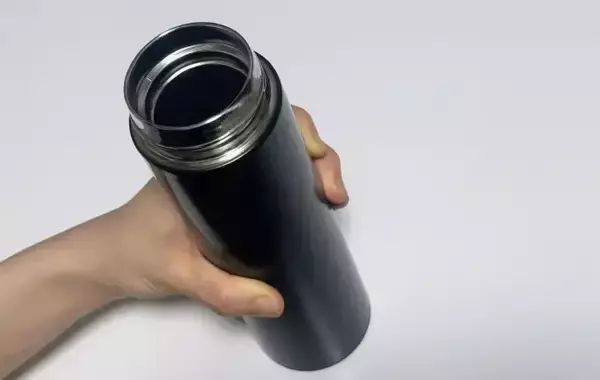 「水筒にカフェオレ入れてない？　企業の注意に「やってた」「怖すぎる」【水筒の使い方4選】」の画像