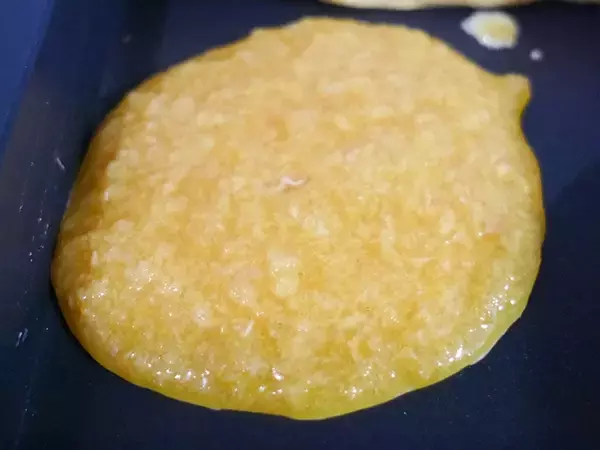 「「こんなに分厚くなるの！？」　卵2個なのに、4個分の厚さ！卵焼きに入れたのは…」の画像