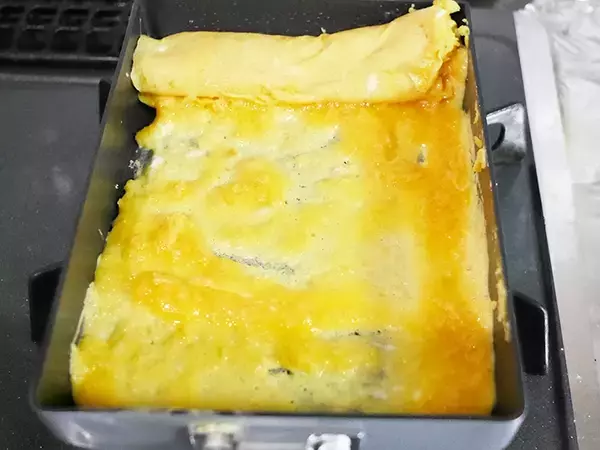 「「こんなに分厚くなるの！？」　卵2個なのに、4個分の厚さ！卵焼きに入れたのは…」の画像