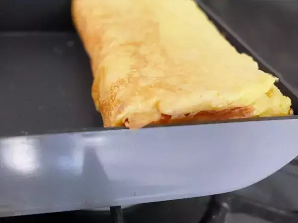 「「こんなに分厚くなるの！？」　卵2個なのに、4個分の厚さ！卵焼きに入れたのは…」の画像