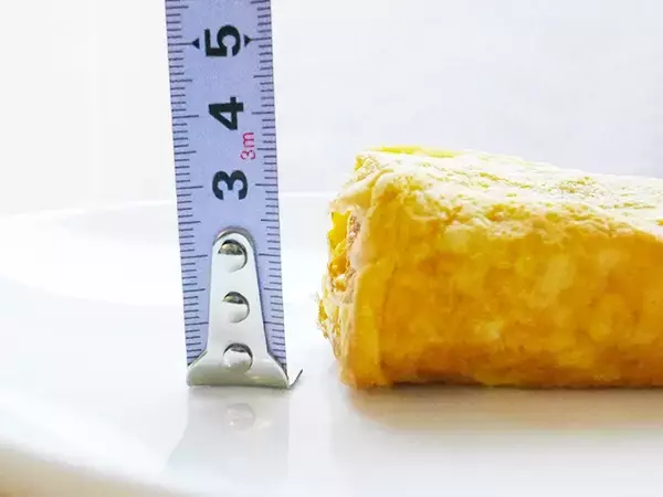 「「こんなに分厚くなるの！？」　卵2個なのに、4個分の厚さ！卵焼きに入れたのは…」の画像