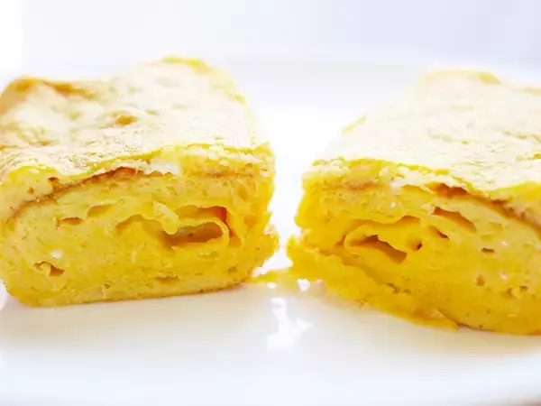 「「こんなに分厚くなるの！？」　卵2個なのに、4個分の厚さ！卵焼きに入れたのは…」の画像