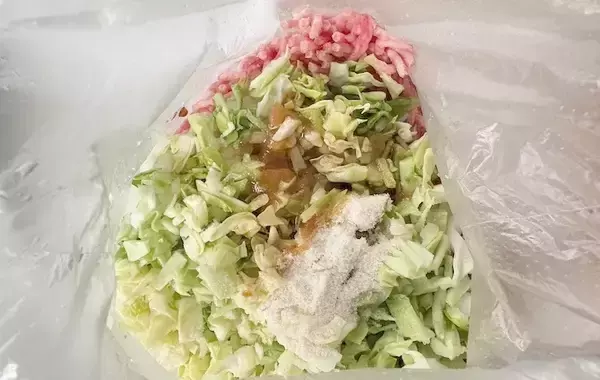 「製氷皿にシュウマイの皮を詰めて…　できた時短おかずに「形もきれい！」」の画像