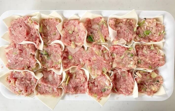 製氷皿にシュウマイの皮を詰めて…　できた時短おかずに「形もきれい！」