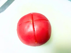 材料たった3つだけ！　トマトと大葉の一品に「実は超簡単」「夫が大絶賛」