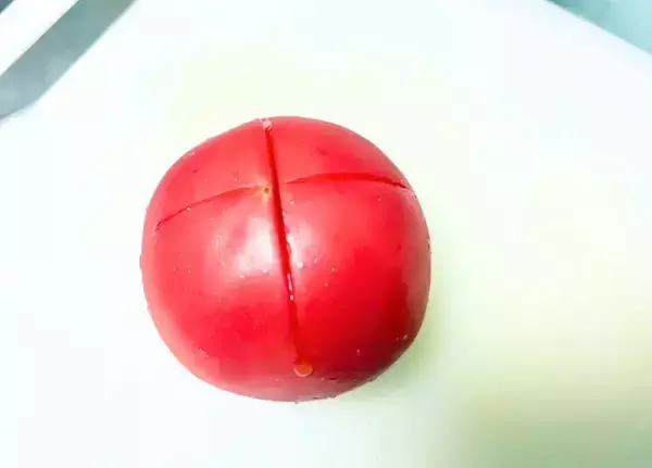 「材料たった3つだけ！　トマトと大葉の一品に「実は超簡単」「夫が大絶賛」」の画像