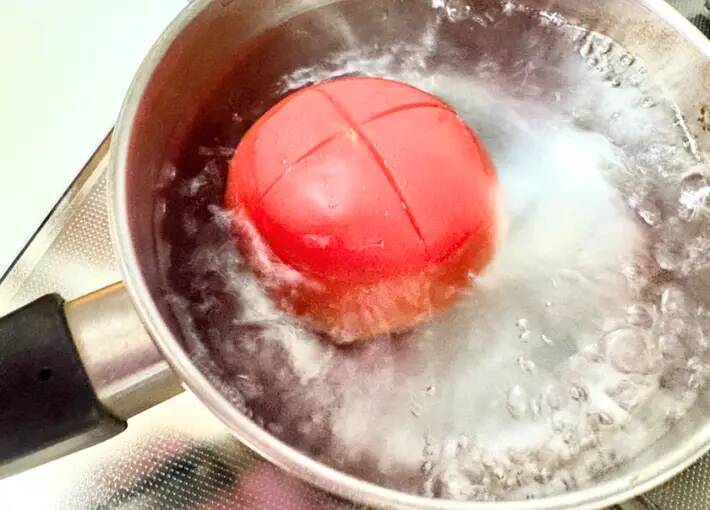 材料たった3つだけ！　トマトと大葉の一品に「実は超簡単」「夫が大絶賛」