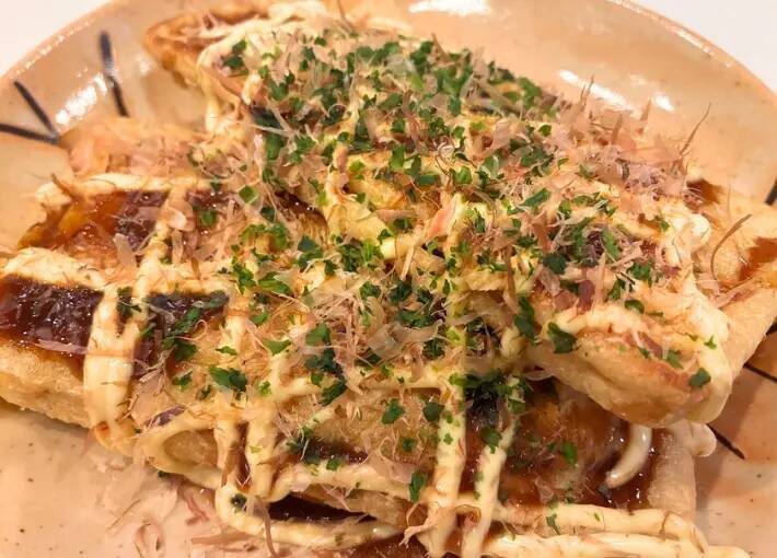 この手があった！粉を使わない『お好み焼き風』　油揚げに具材を詰めて