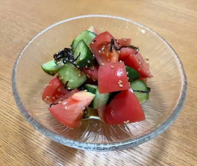 キュウリとトマトに『大さじ1杯』　和えただけのサラダに「箸が止まらない」